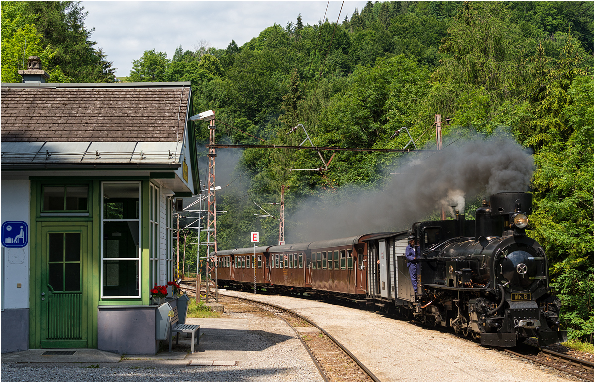 Mh6 mit dem Dampfzug nach Mariazell bei der Durchfahrt durch Puchenstuben, 12.7.2015
