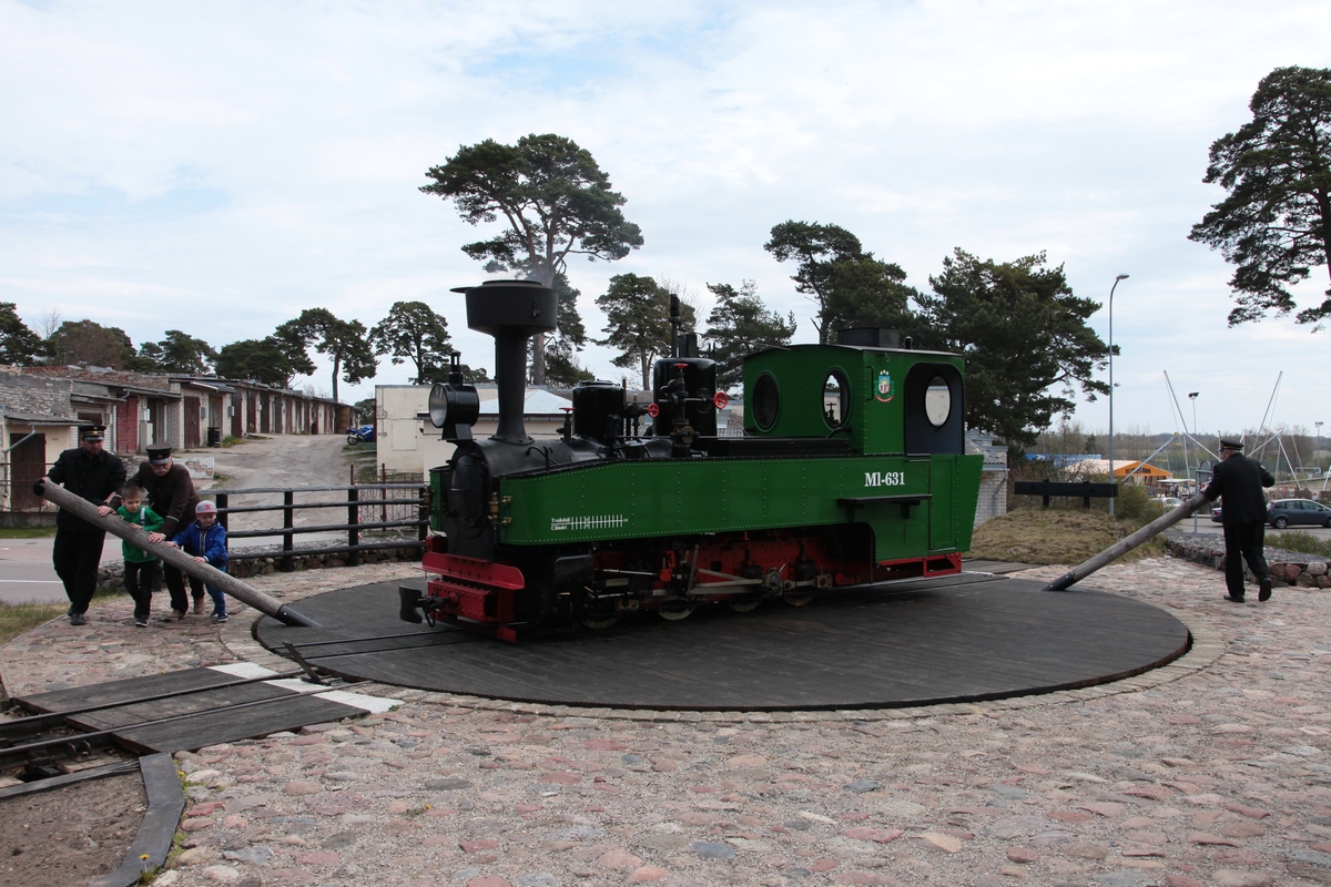 MI-631 wird am Endbahnhof Kalns am 14.05.2017 gedreht. Da es sich bei der Mazbánítis (Feldbahn) um eine Museumsbahn zum Anfassen handelt, ist es selbstverständlich, dass mitfahrende Kinder tatkräftig mit helfen dürfen.