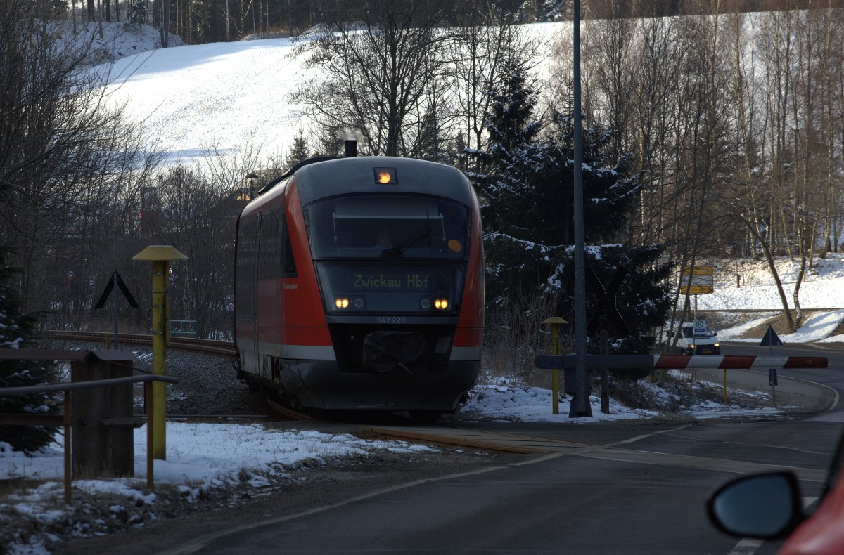  Mi dem Auto zur Loipe eilend , gab es einen kurzen Zwischenhalt in Johanngeorgenstadt.
642 228 passierte geradeden BÜ und fuhr  Richtung Zwickau.27.02.2016 08:28 Uhr.