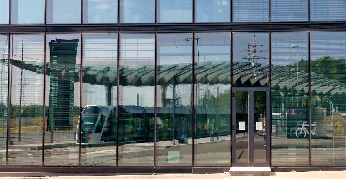 MI LEGEIPS TETHCARTEB - In den zahlreichen Glasfassaden an der Haltestelle Luxexpo in Luxembourg-Kirchberg lassen sich die CAF Urbos von LUXTRAM S.A. auch mal in einem anderen Blickwinkel ablichten. 😊 23.08.2018. (Jeanny)