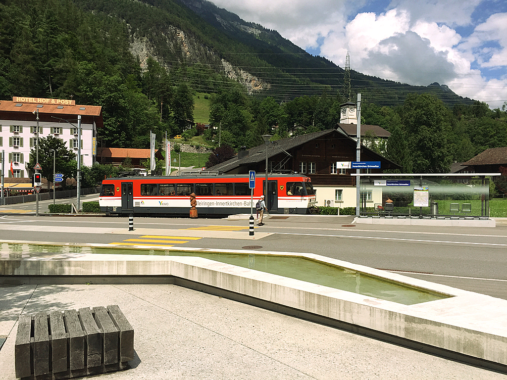 MIB Be 4/4 fährt gerade in Innertkirchen Grimseltor ein. Wir steigen kurze Zeit später in diesen Triebwagen ein, der uns nach Meiringen bringt. Aufnahme vom 10. Juli 2017, 14:54