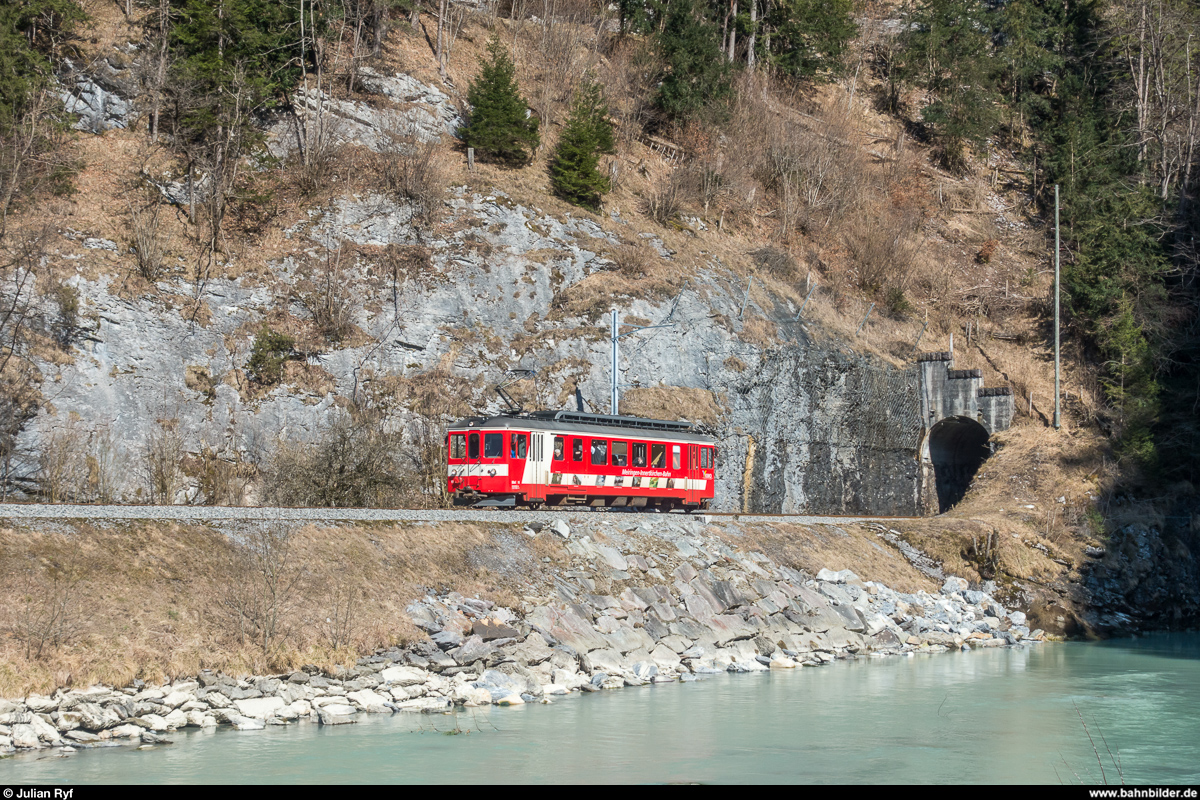 MIB Ersatztriebwagen BDe 4/4 11 (ex CJ) am 24. März 2018 ausgangs Aareschluchttunnel.