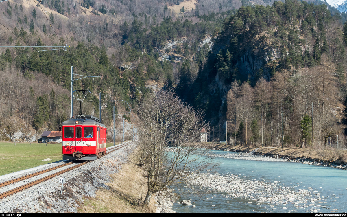 MIB Ersatztriebwagen BDe 4/4 11 (ex CJ) am 24. März 2018 kurz vor der Haltestelle Aareschlucht West.