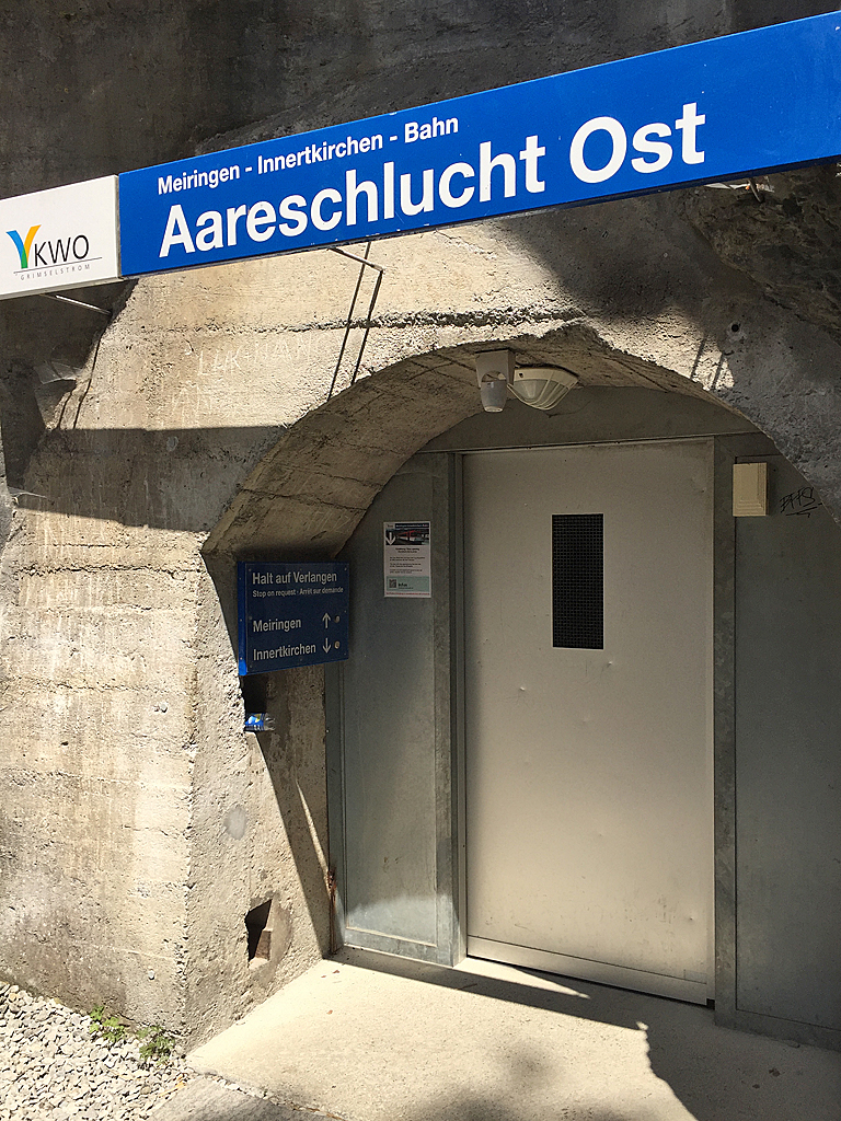 MIB-Station Aareschlucht Ost, Halt auf Verlangen. So einen  Bahnhof  sehe ich zum ersten Mal, denn der besteht nur aus einer Türe (!) Die öffnet sich erst, wenn der Triebwagen im Tunnel bereit steht... Aufnahme während Wanderung vom 10. Juli 2017, 14:19