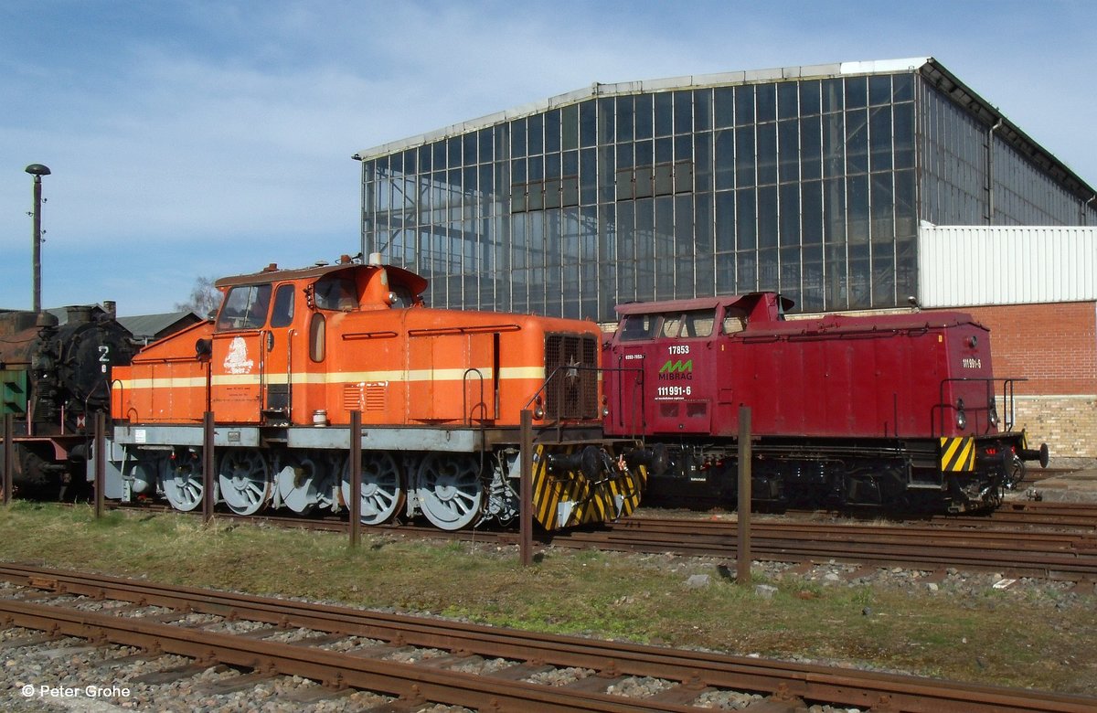 MIBRAG 111 991-6 (Bj. 1982, LEW Henningsdorf) Lok 17853 der Mitteldeutschen Braunkohlengesellschaft mbH und  K + S Lok 2, Typ DH 700 D (Bj. 1957, Henschel) der Kali + Salz GmbH Werk Heringen (Werra), fotografiert auf dem öffentlich zugänglichen Gelände der MaLoWa Bahnwerkstatt GmbH Benndorf am 07.04.2015