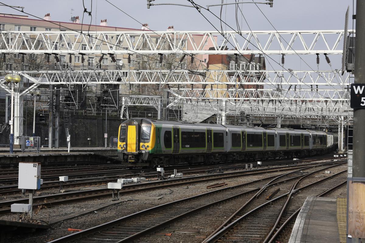 Midland Triebzug 350123 fährt am 20.03.2014 in den Bahnhof London Euston ein.