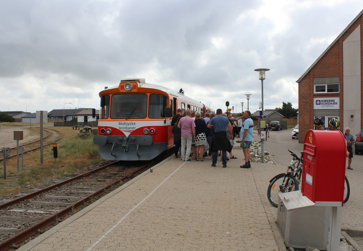 Midtjyske Jernbaner - Lemvigbanen: Am Nachmittag des 4. August hält ein Triebzüg bestehend aus dem Dieseltriebwagen MjabD Ym 16 (dem vorderen Wagen) und dem Steuerwagen MjbaD Ys 16 in Thyborøn. - Ym 16: Ex Nordjyske Jernbaner (NJ) Ym 35. Hersteller: DUEWAG 1983. Ys 16: Ex Nordjyske Jerbanner (NJ) Ys 69. Hersteller: DUEWAG 1983. - Die Lemvigbanen bedient die Bahnstrecke Vemb - Lemvig - Thyborøn im nordwestlichen Dänemark.