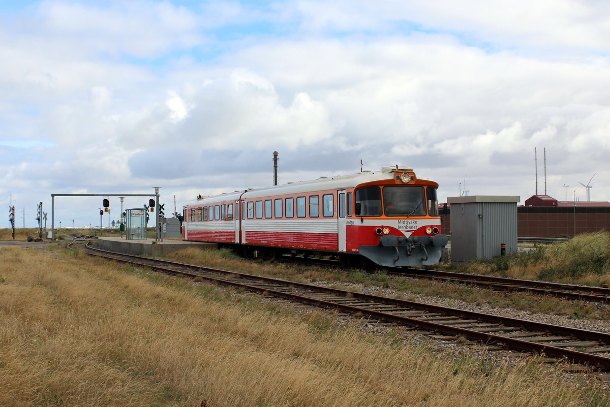 Midtjyske Jernbaner - Lemvigbanen am 5. August 2018: Der Dieseltriebzug  Heden  (:  die Heide ), der aus dem Tw MjbaD Ym 16 und dem Steuerwagen MjbaD Ys 16 (dem vorderen Teil des Zuges) besteht, fährt auf dem Weg nach Lemvig ohne Halt am Haltepunkt Rønland vorbei. - Sowohl Trieb- als Steuerwagen wurden 1983 von DUEWAG gebaut.