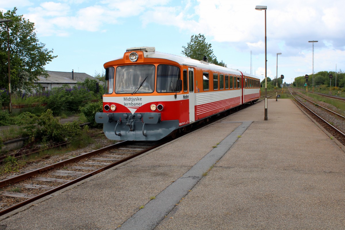 Midtjyske Jernbaner Lemvigbanen: MjbaD Ym 16 + Ys 16 (DUEWAG 1983) Bahnhof Vemb am 9. Juni 2015. - Auf der Lemvigbanen (Vemb - Lemvig - Thyborøn) fahren die letzten Triebzüge dieses Typs.