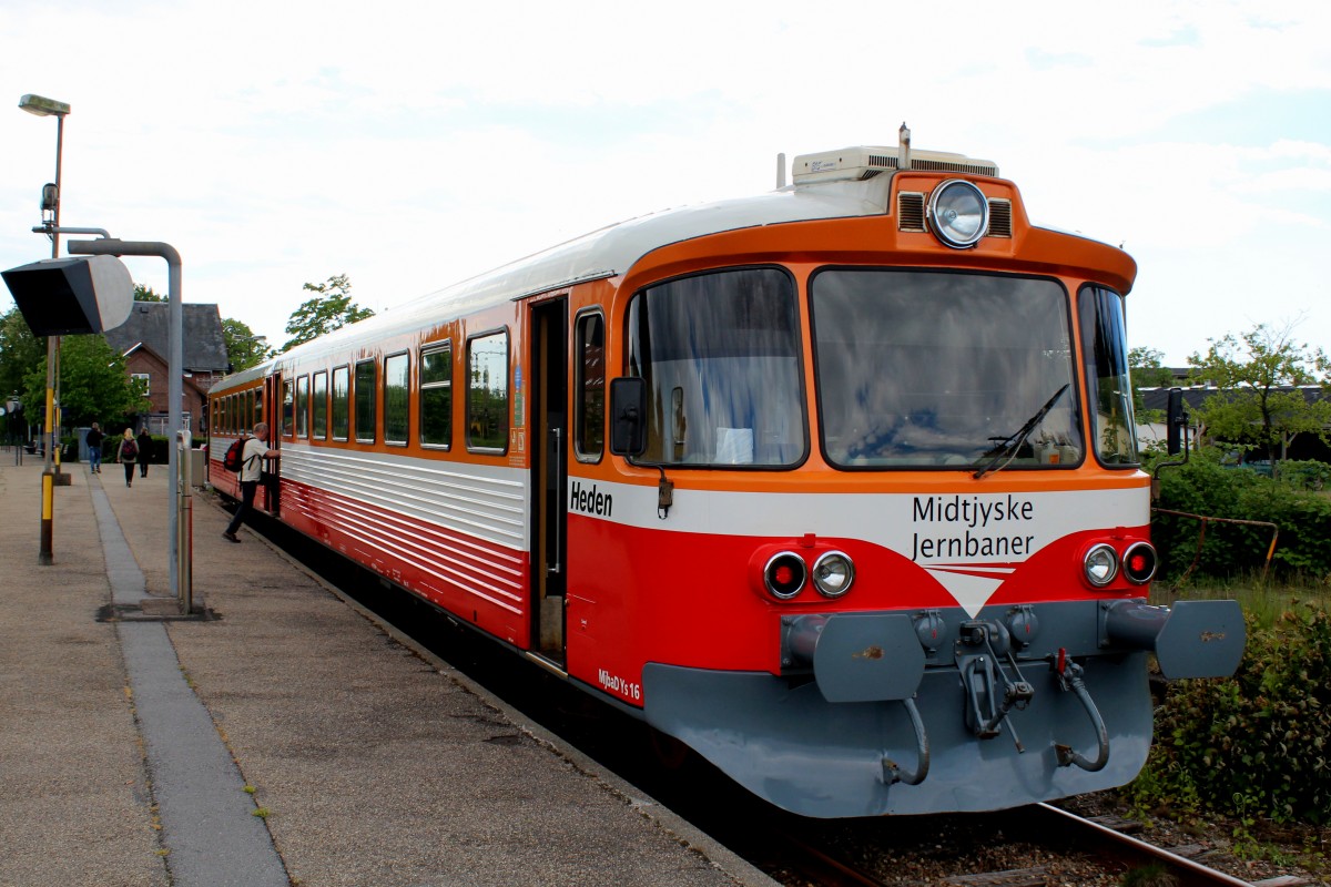 Midtjyske Jernbaner Lemvigbanen: MjbaD Ys 16 + Ym 16 Bahnhof Vemb am 9. Juni 2015. - Züge dieses Typs (Ym(-Yp)-Ys) gab es viele Jahre auf den dänischen Privatbahnen. Die DSB benutzte einen ähnlichen Typ (Serie ML (Triebwagen) 4901 - 4907 und Serie FL (Mittelwagen) 7901 - 7905) auf der Bahnstrecke Hillerød - Fredensborg - Helsingør.