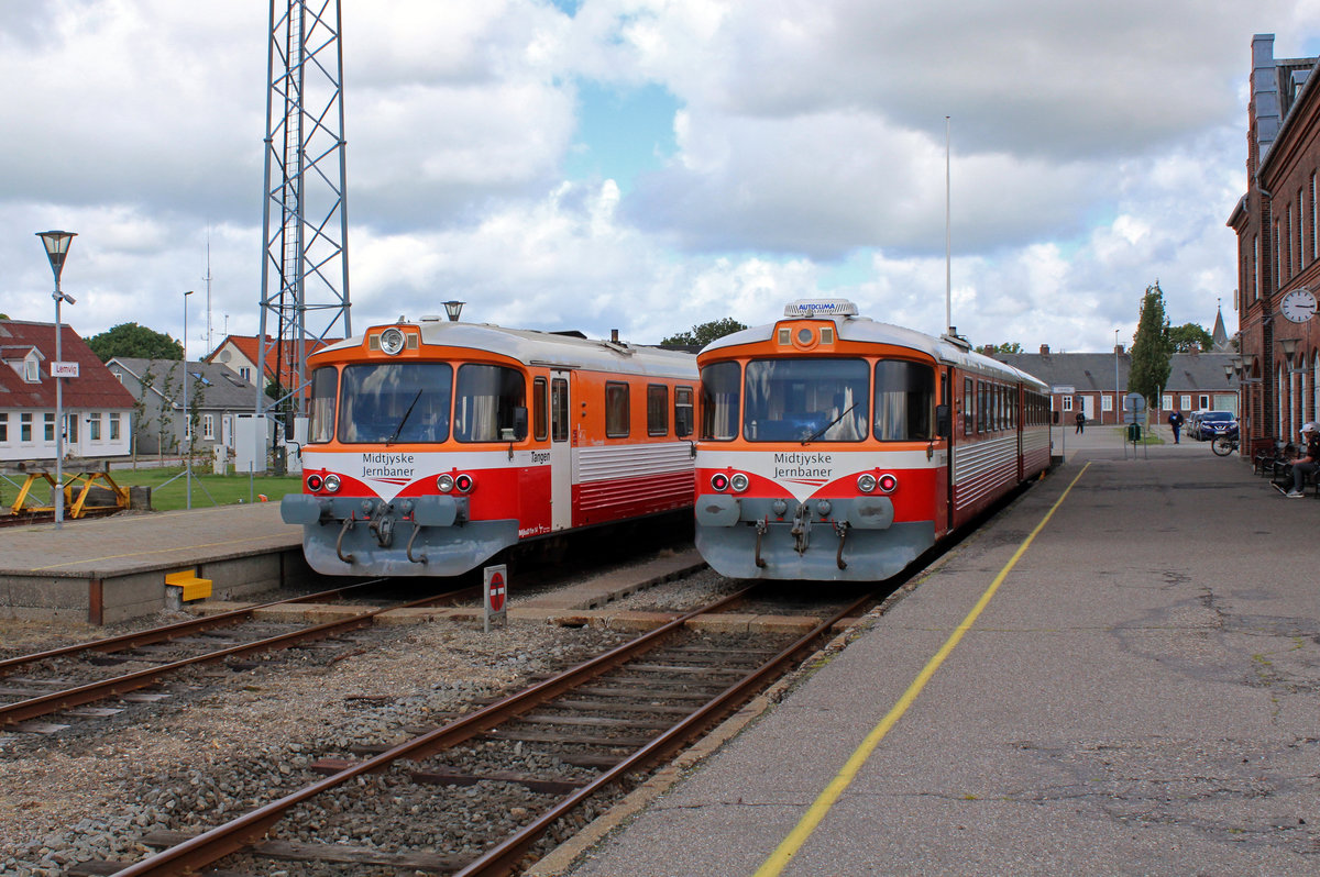 Midtjyske Jernbaner: Lemvigbanen (Vemb - Lemvig - Thyborøn - Jernbane): Im Bahnhof Lemvig halten am Nachmittag des 8. Juli 2020 links der Zug nach Thyborøn (Ym 14 + Ys 14) und rechts der Zug nach Vemb (Ym 12 + Ys 12).
