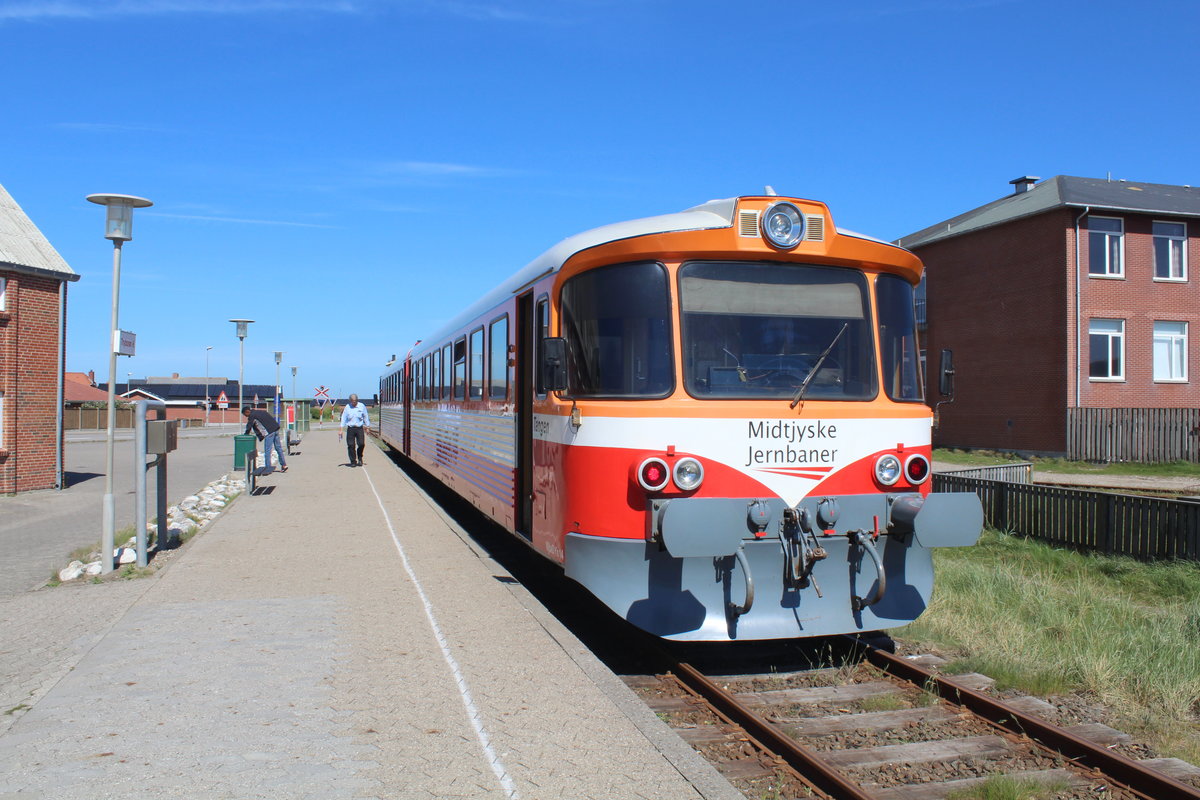 Midtjyske Jernbaner - Lemvigbanen (Vemb - Lemvig - Thyborøn): Am 1. Juni 2017 steht der Dieseltriebzug  Tangen  (:  die Landenge ), MjbaD Ys 14 und Ym 14, in der Endstation Thyborøn Station. - Der Triebzug wurde 1983 von der Waggonfabrik DUEWAG gebaut.