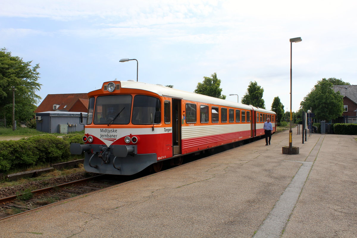 Midtjyske Jernbaner - Lemvigbanen (Vemb - Lemvig - Thyborøn) am 2. Juni 2017: Der Triebzug  Tangen  (:  die Landenge ), der aus dem Triebwagen MjbaD Ym 14 und dem Steuerwagen MjbaD Ys 14 (im Vordergrund) besteht, ist eben im Bahnhof Vemb angekommen. Nach zwei Minuten Aufenthalt wird der Zug nach Thyborøn über Lemvig zurückkehren. - In Vemb gibt es Anschluss an Arriva-Züge in Richtung Holstebro und Skjern. - Der Name des Städtchens 'Vemb' hängt vermutlich mit dem altdänischen Wort 'wæ' und dem altnordischen Wort 've' (: Heiligtum) zusammen; das zweite Glied des Namens stammt aus dem altdänischen Wort 'hem' (: dänisch 'hjem', deutsch 'Heim').