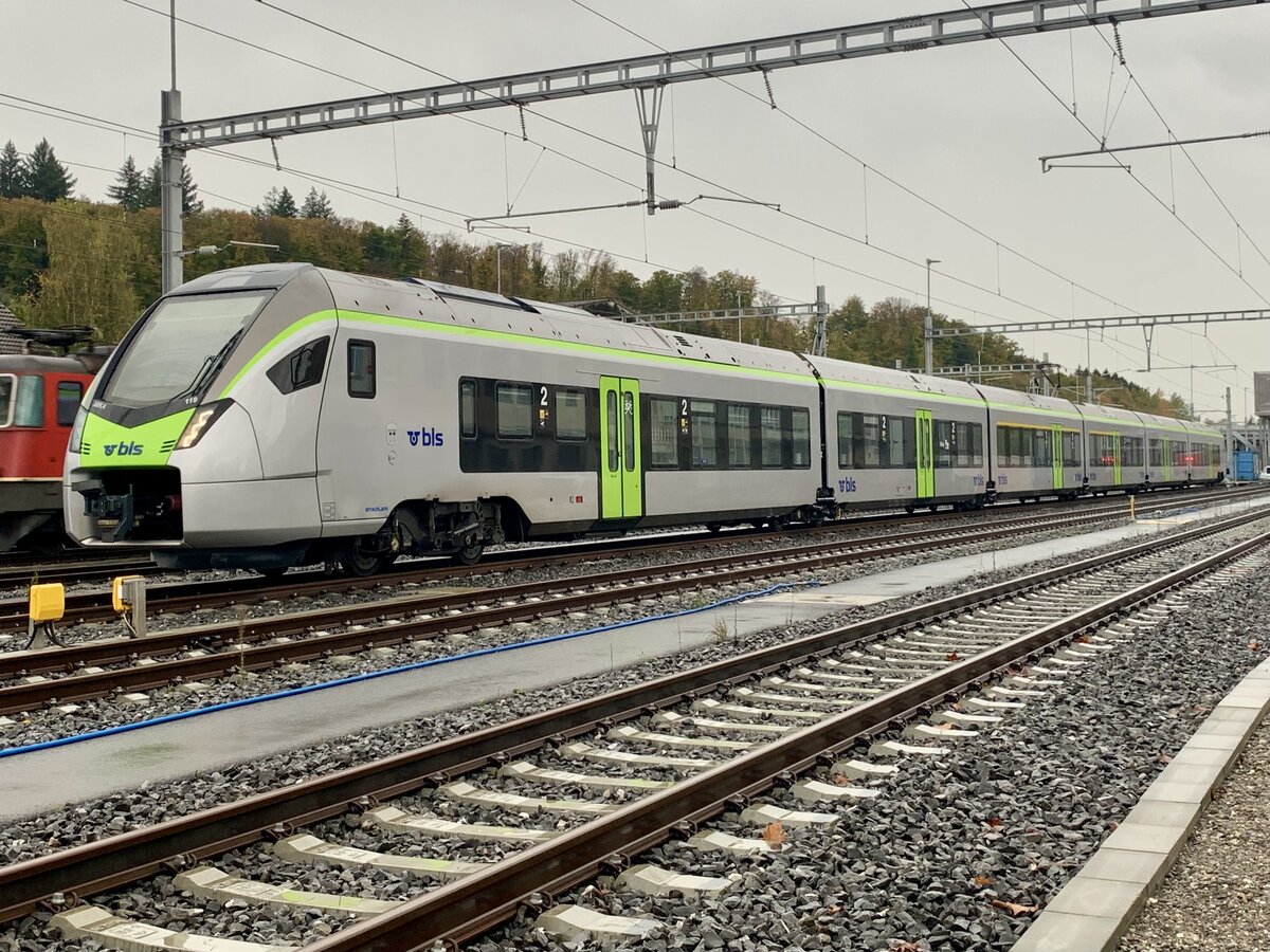 MIKA RABe 528 119 der BLS am 24.10.22 in der Abstellanlage Bümpliz Süd abgestellt.