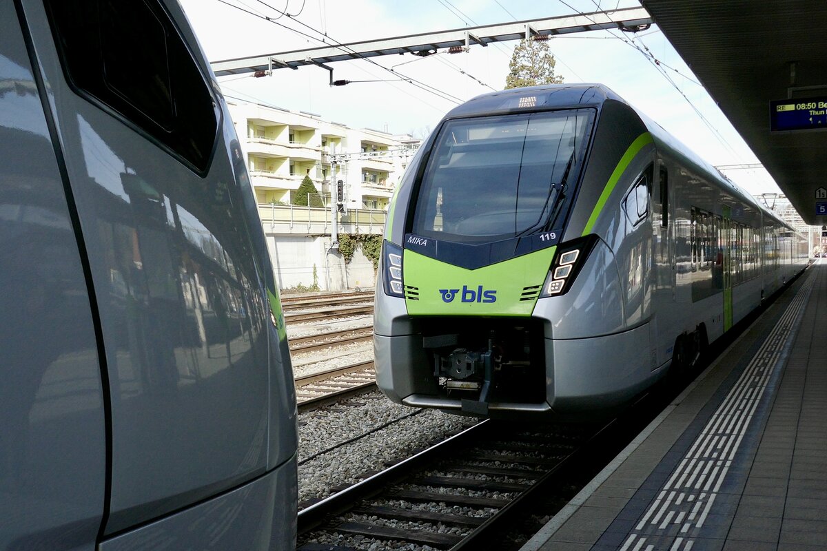 MIKA RABe 528 119 kurz vor dem ankuppeln mit dem RAB 528 111  La Chaux-de-Fonds  am 16.3.23 in Spiez.