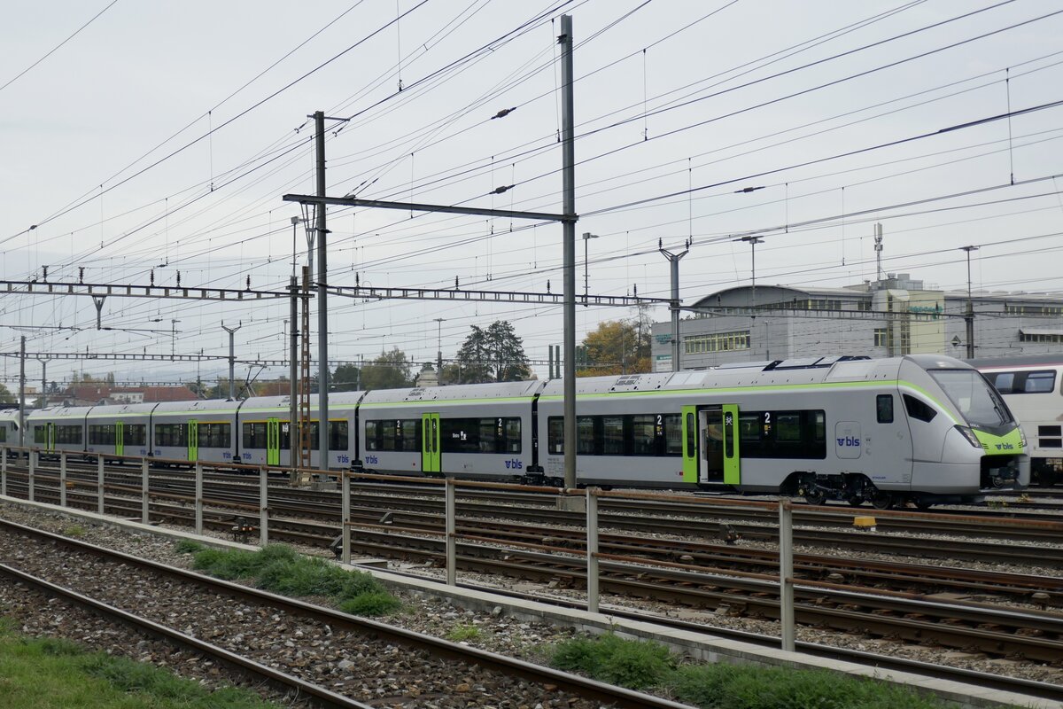 MIKA RABe 528 122 (Übernahmedatum 11.11.22) der am 20.10.22 beim Güterbahnhof Weyermannshaus steht.