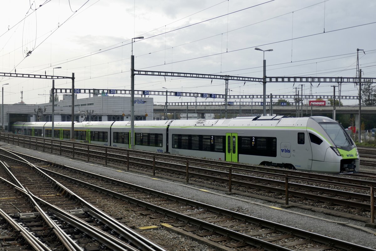 MIKA RABe 528 122 (Übernahmedatum 11.11.22) steht am 20.10.22 beim Depot in Bern Weyermannshaus.