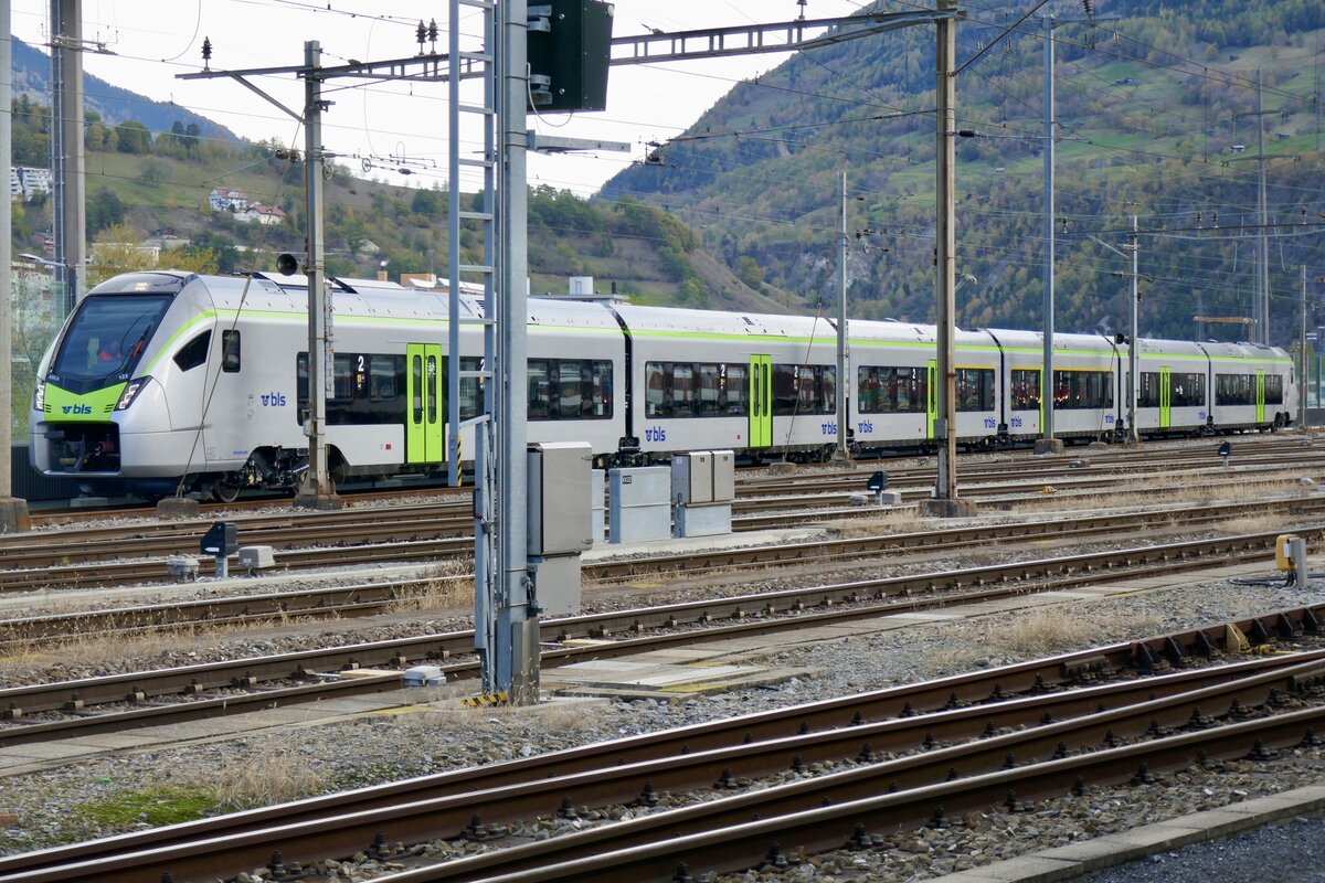 MIKA RABe 528 123 (Übernahmedatum 9.12.22) der BLS am 8.11.22 beim Bahnhof Brig