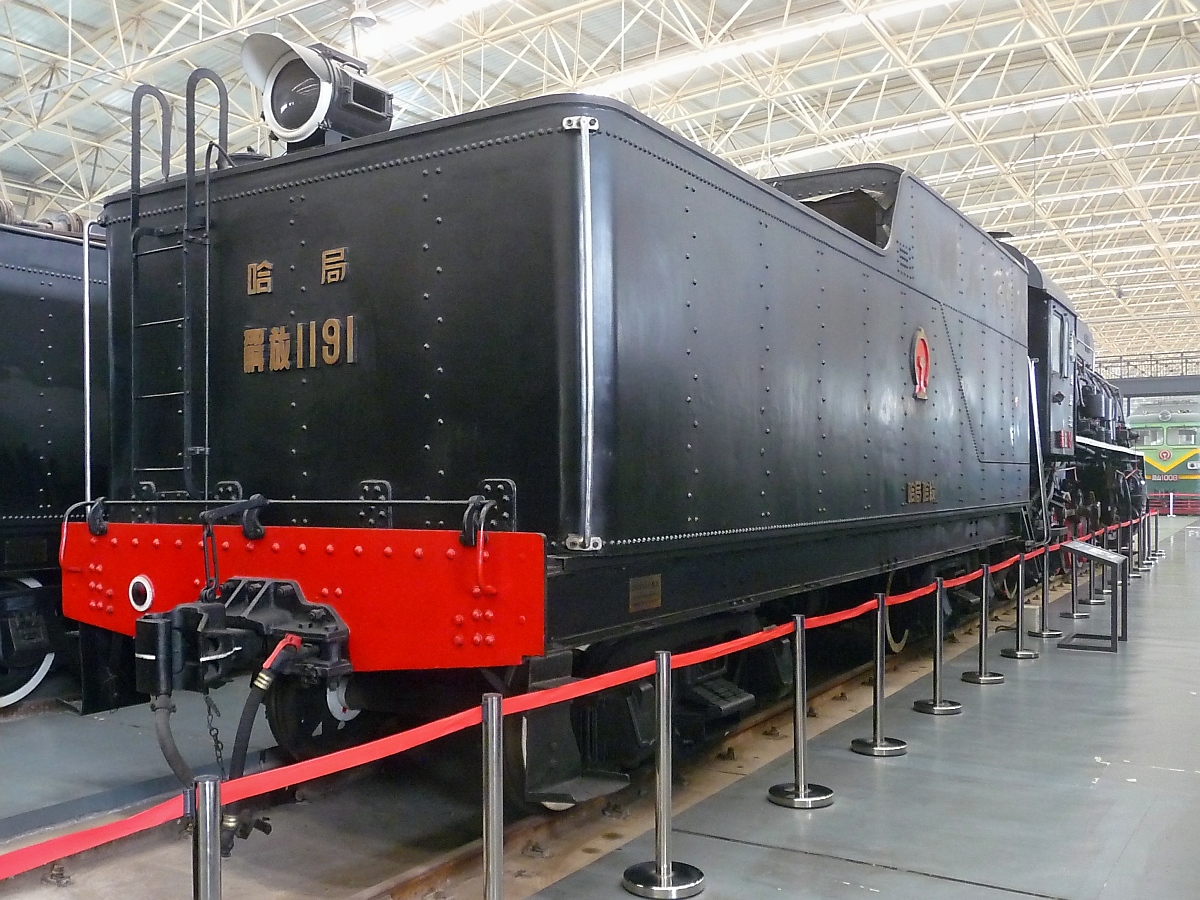 Mikado #1191 der Baureihe Jiefang im Beijing Railway Museum, 3.7.14 

Hergestellt 1942 in Japan, 21,9 m lang, 80 km/h, 24.03t Zugkraft 