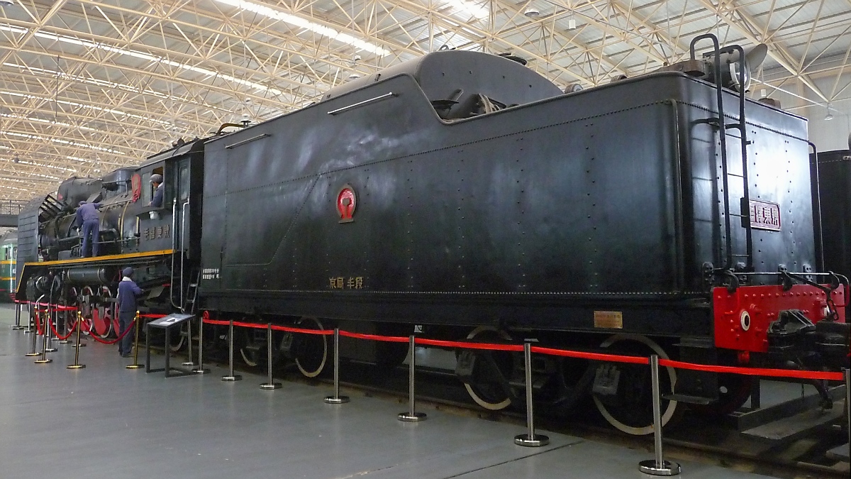 Mikado der Baureihe Jiefang im Beijing Railway Museum, 3.7.14 

Hergestellt 1941 in Japan, 23,75 m lang, 80 km/h, 24.03t Zugkraft

Nach Kriegsschäden wurde sie 1946 in 27 Tagen wieder Instand gesetzt.
Anstatt einer Nummer bekam diese Lok den Namen  Mao Zedong .
Sie wurde am 27. 1. 1977 außer Dienst gestellt und kam 1992 nach Beijing ins Railway Museum.
