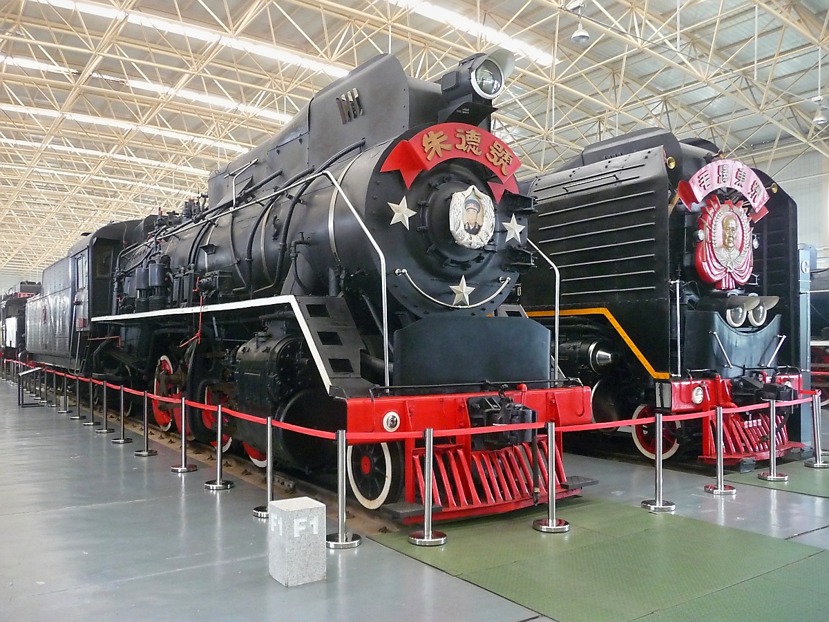 Mikado der Baureihe Jiefang im Beijing Railway Museum, 3.7.14 

Hergestellt 1942 in Japan, 21,9 m lang, 80 km/h, 24.03t Zugkraft 

Nach Kriegsschäden wurde sie 1946 wieder Instand gesetzt. Anstatt einer Nummer bekam diese Lok den Namen  Zhu De . Sie wurde 1977 durch eine Diesellok ersetzt und kam 1986 nach Beijing ins Railway Museum. 