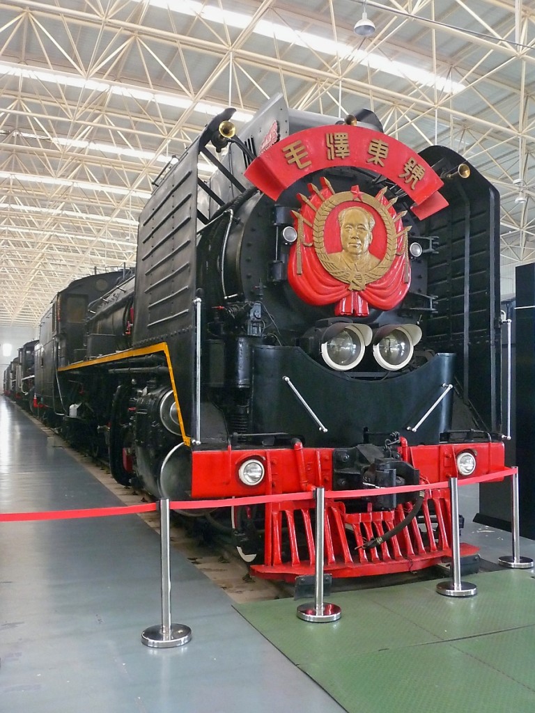 Mikado  Mao Zedong  der Klasse Jiefang im Beijing Railway Museum, 3.7.14

Hergestellt 1941 in Japan, 23,75 m lang, 80 km/h, 24.03t Zugkraft 

Nach Kriegsschäden wurde sie 1946 in 27 Tagen wieder Instand gesetzt. Anstatt einer Nummer bekam diese Lok den Namen  Mao Zedong . Sie wurde am 27. 1. 1977 außer Dienst gestellt und kam 1992 nach Beijing ins Railway Museum. 