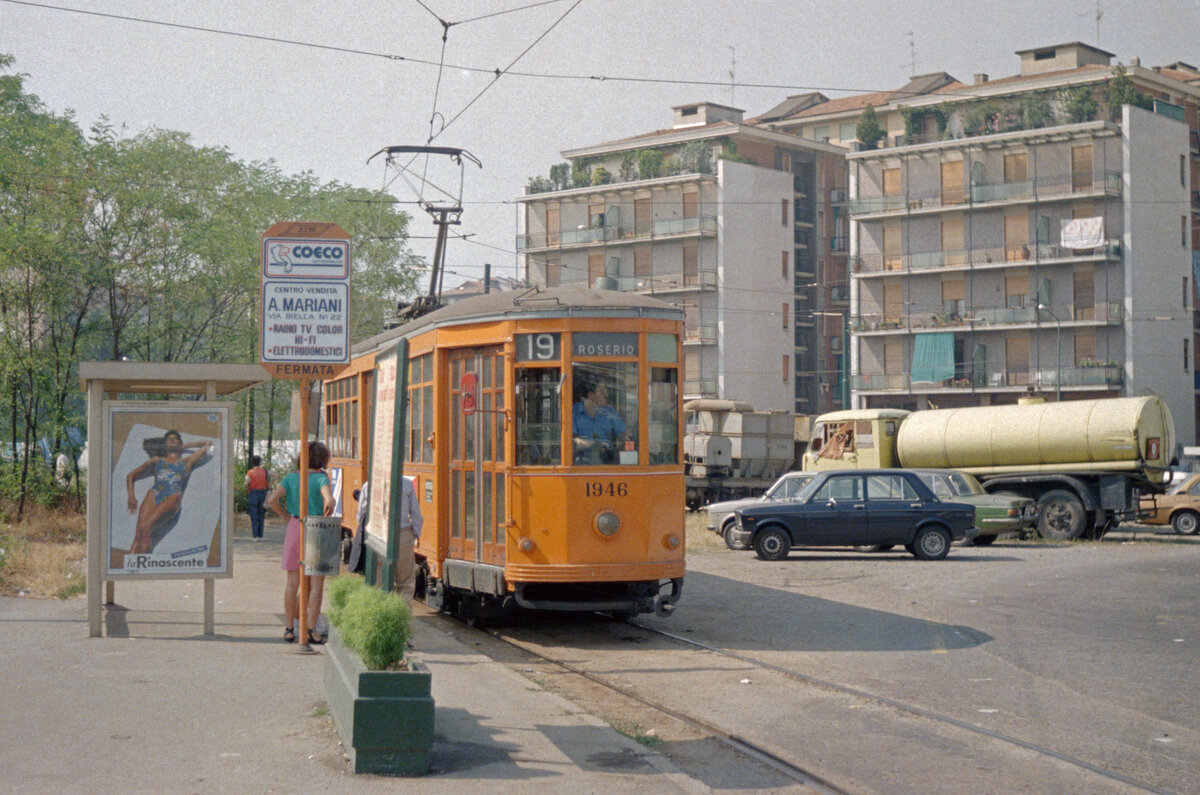 Milano / Mailand ATM Linea tranviaria / SL 19 (Motrice / Tw 1946) am 2. August 1984. - Scan eines Farbnegativs. Film: Kodak CL 200 5093. Kamera: Minolta XG-1.