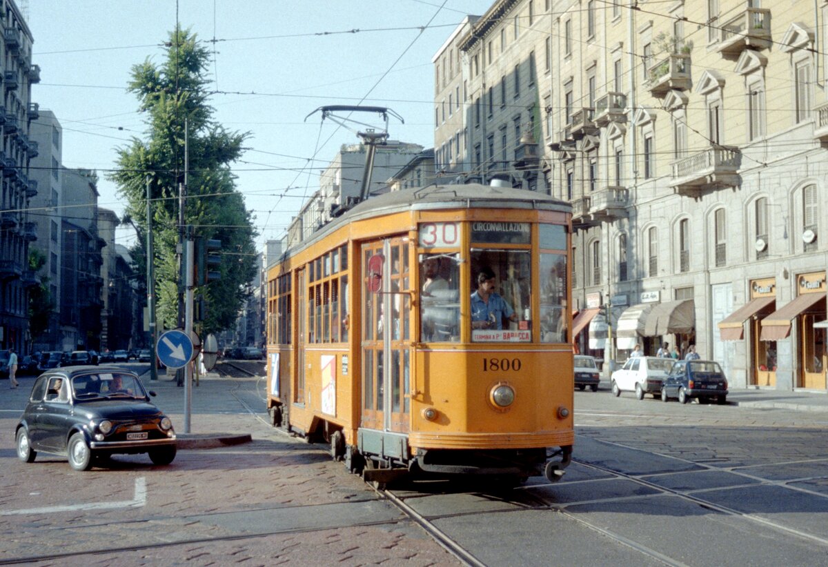 Milano / Mailand ATM Linea tranviaria / SL 30 (Motrice / Tw 1800) am 2. August 1984. - Scan eines Farbnegativs. Film: Kodak CL 200 5093. Kamera: Minolta XG-1.