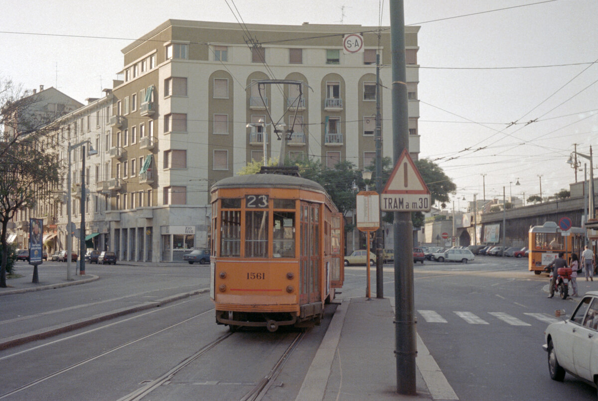 Milano / Mailand ATM Linea tranviaria / SL 23 (Motrice / Tw 1561) Piazza Bottini / Stazione Lambrate am 2. August 1984. - Scan eines Farbnegativs. Film: Kodak CL 200 5093. Kamera: Minolta XG-1.