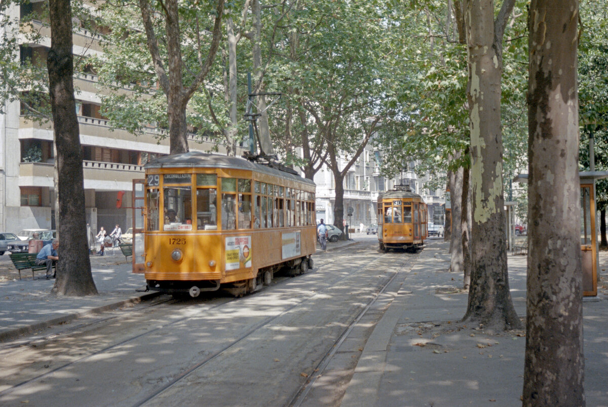 Milano / Mailand ATM Linee tranviarie 29 (Motrice / Tw 1725) / 30 (Motrice / Tw 1883) am 2. August 1984. - Scan eines Farbnegativs. Film: Kodak CL 200 5093. Kamera: Minolta XG-1.