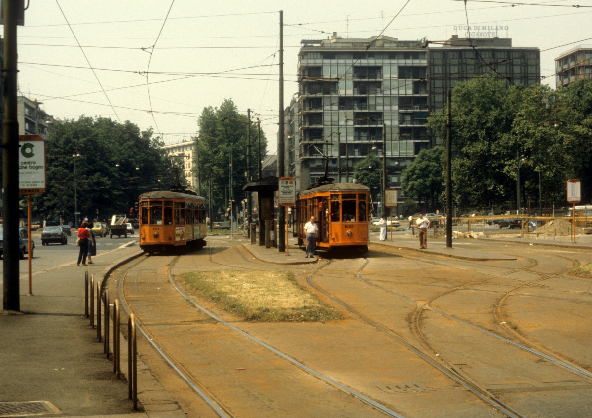 Milano / Mailand ATM SL 11 (Tw 1871) / SL 30 (Tw 1623) Piazza della Repubblica im August 1984.