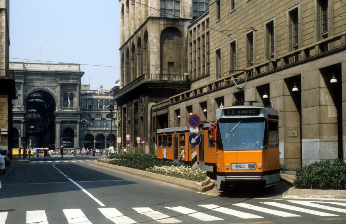 Milano / Mailand ATM SL 13 (GAI-Jumbotram 4955) Via Guglielmo Marconi im August 1984. - Im Hintergrund sieht man an der Piazza Duomo den Eingang zur Galleria Emanuele II, einer überdachten Einkaufspassage, die 1865-1877 errichtet wurde.