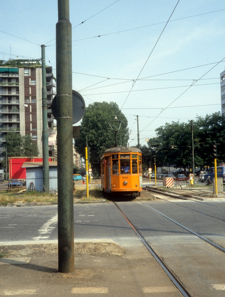 Milano / Mailand ATM SL 9 (Tw 1688) Piazza della Repubblica im Juli 1987.