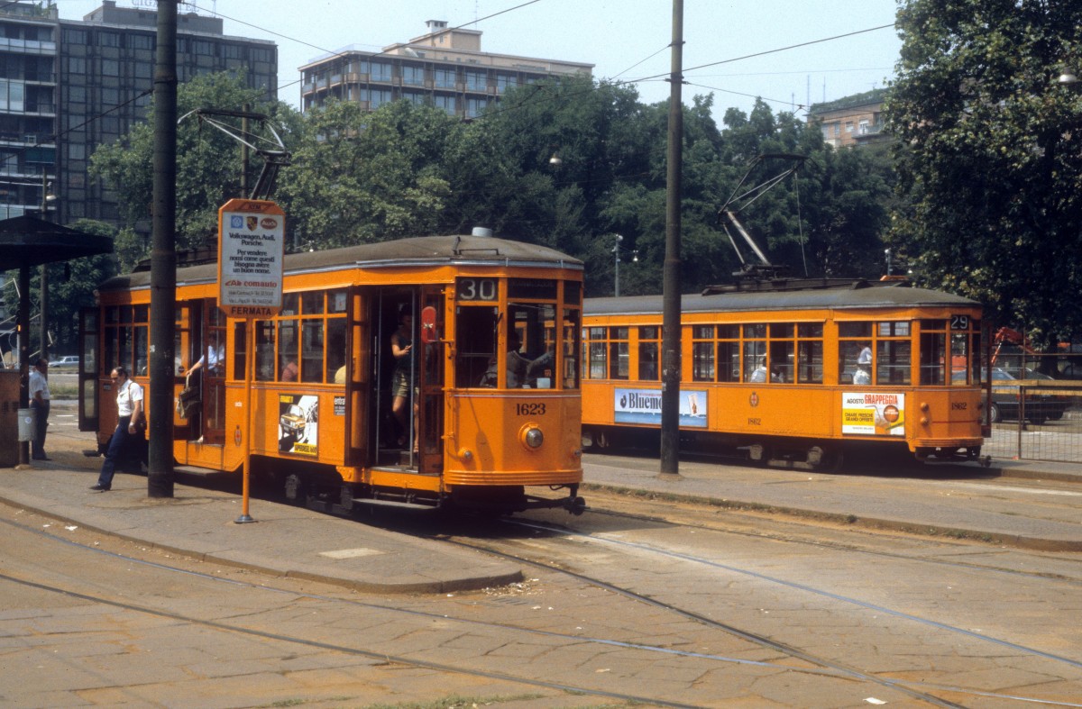 Milano / Mailand ATM SL 30 (Tw 1623) / SL 29 (Tw 1862) Piazza della Repubblica im August 1984.