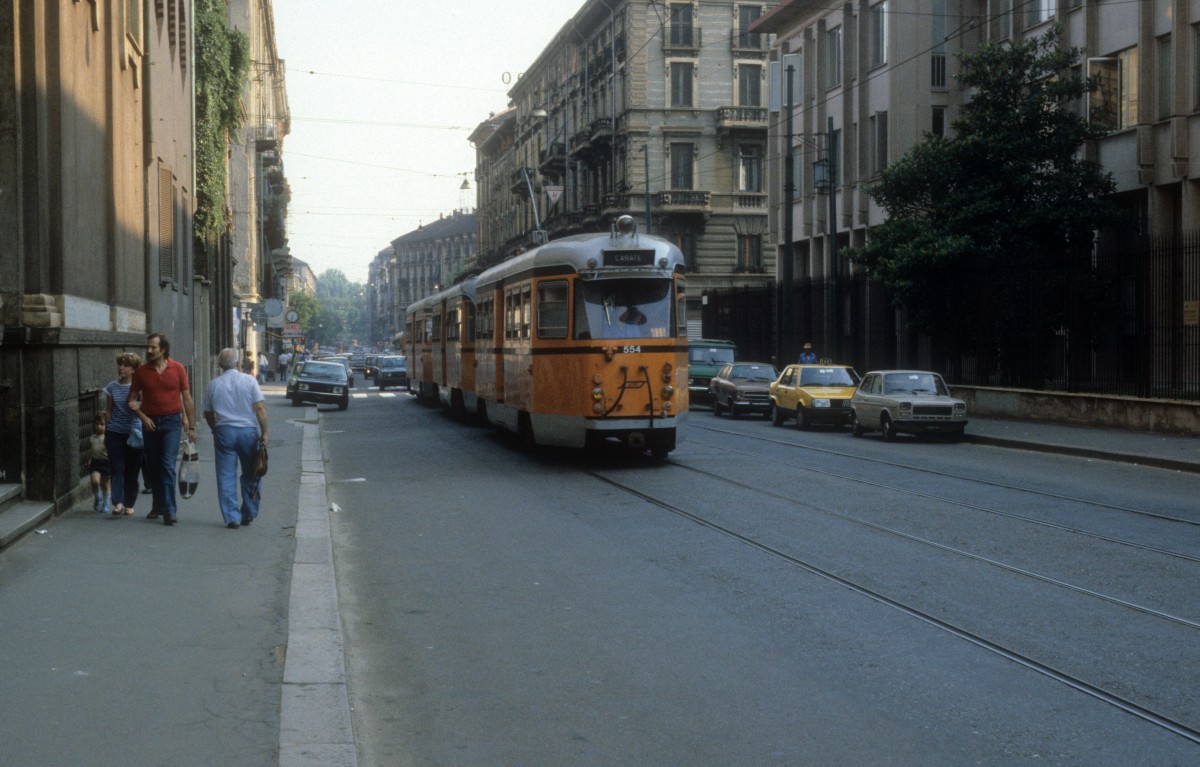 Milano / Mailand ATM Tranvia interurbane / Überlandstrassenbahnlinie Milano - Carate (Tw 554) im August 1984.