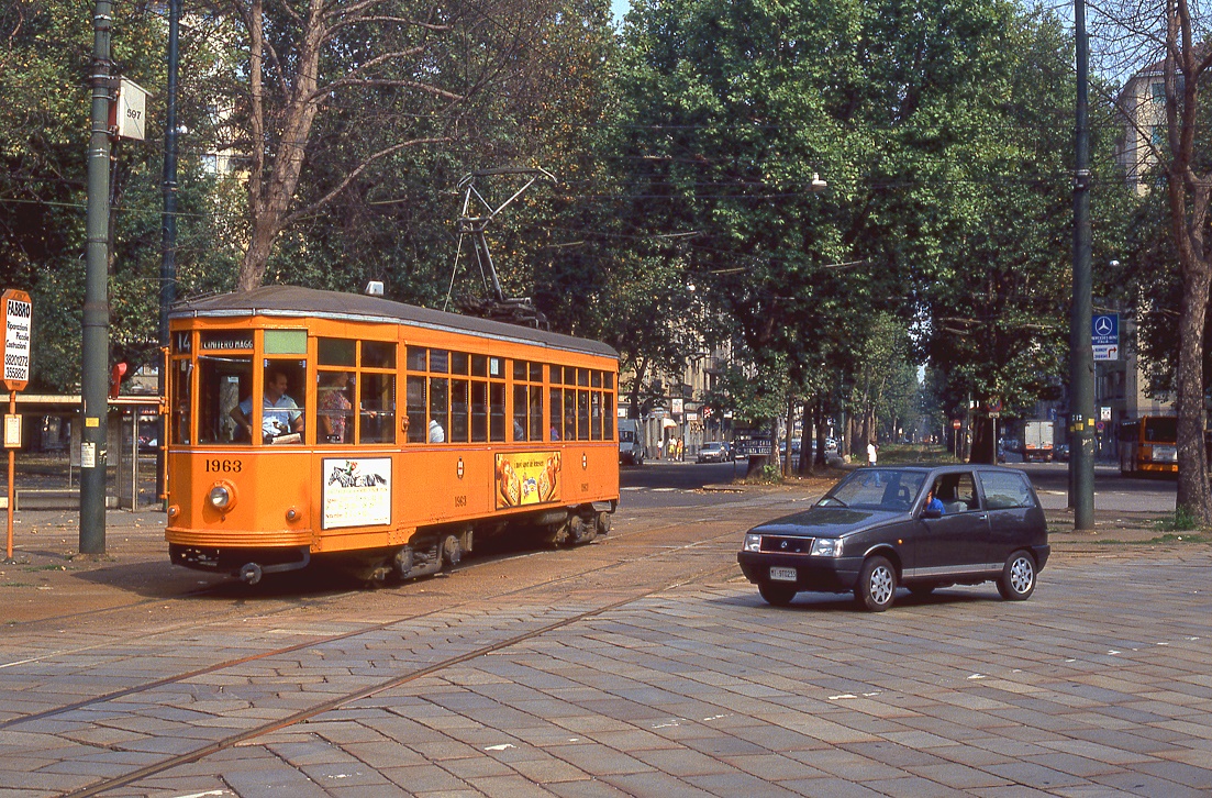 Straßenbahn Milano Tram 1860(Typ PeterWitt) fährt hier auf der