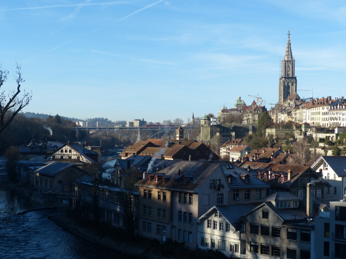 Milder Winter in Bern, tiefstehende Sonne mit starken Schattenspielen und - natürlich - eine Tram auf der Kirchenfeldbrücke. 28.12.2015