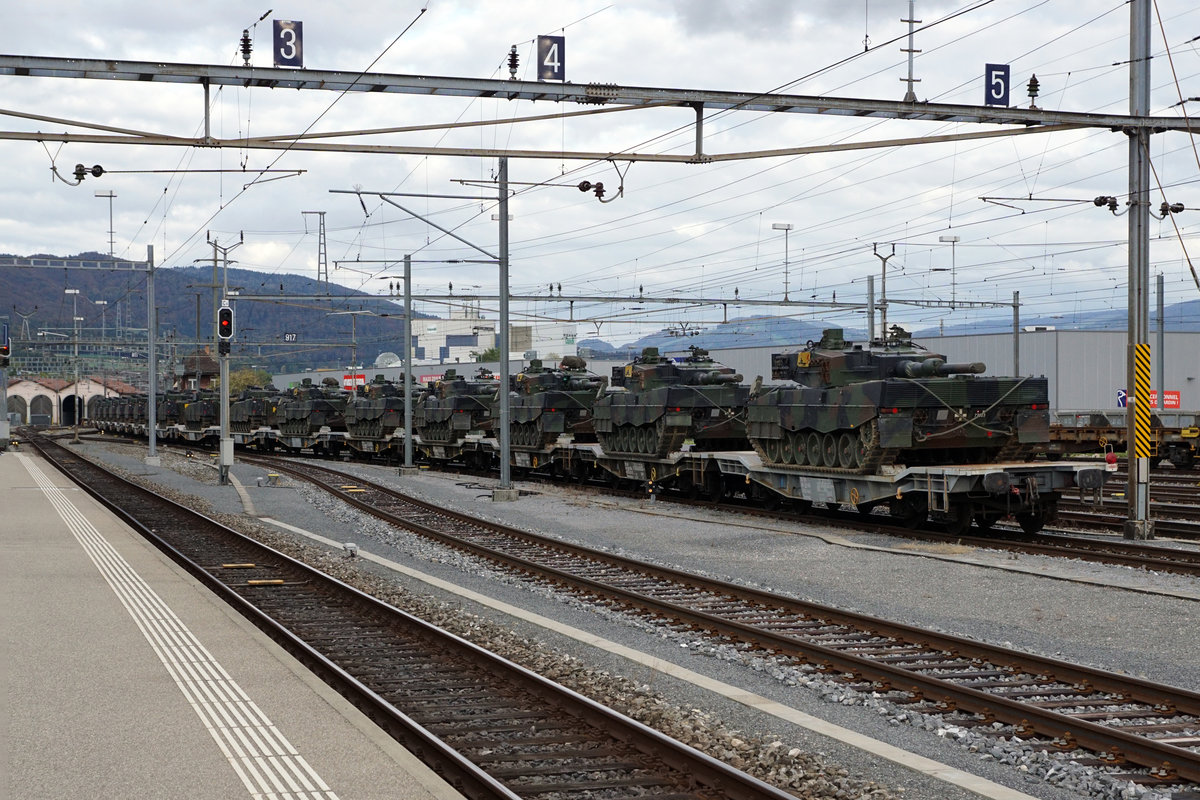 Militärtransport auf der Schiene
Am 9. Oktober 2017 stand die Doppeltraktion Re 430 364-0 und 430 363-2 im Raume Bure, Delémont, Biel für die Führung von drei Militärzügen im Einsatz.
Schwerer Panzerzug mit Leopard 2 Panzer 87 anlässlich der Bahnhofsausfahrt Delémont. Dieser Zug wurde im Rangierbahnhof Biel abgestellt.
Foto: Walter Ruetsch     
