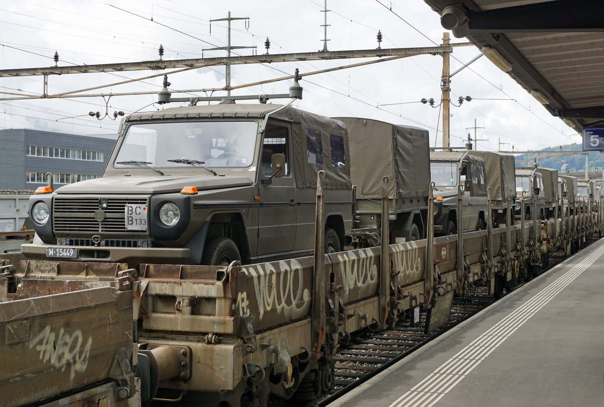 Militärtransport auf der Schiene
Am 9. Oktober 2017 stand die Doppeltraktion Re 430 364-0 und 430 363-2 im Raume Bure, Delémont, Biel für die Führung von drei Militärzügen im Einsatz.
Steyer Puch 230 Ge mit Anhänger auf Bahnwagen in Delémont.
Foto: Walter Ruetsch 

