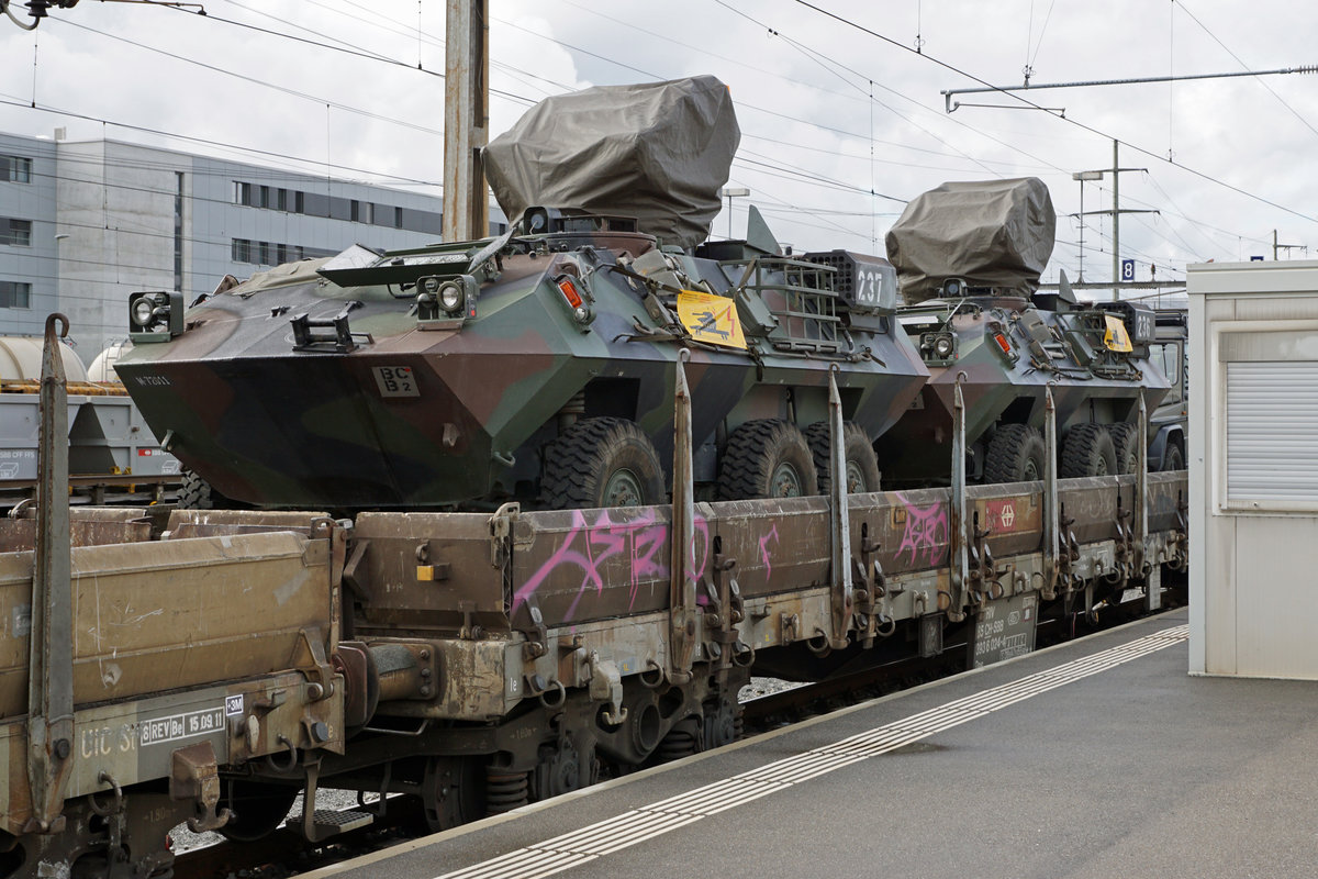 Militärtransport auf der Schiene
Am 9. Oktober 2017 stand die Doppeltraktion Re 430 364-0 und 430 363-2 im Raume Bure, Delémont, Biel für die Führung von drei Militärzügen im Einsatz.
Mowag Piranha IB 6x6 auf Bahnwagen in Delémont.
Foto: Walter Ruetsch 

