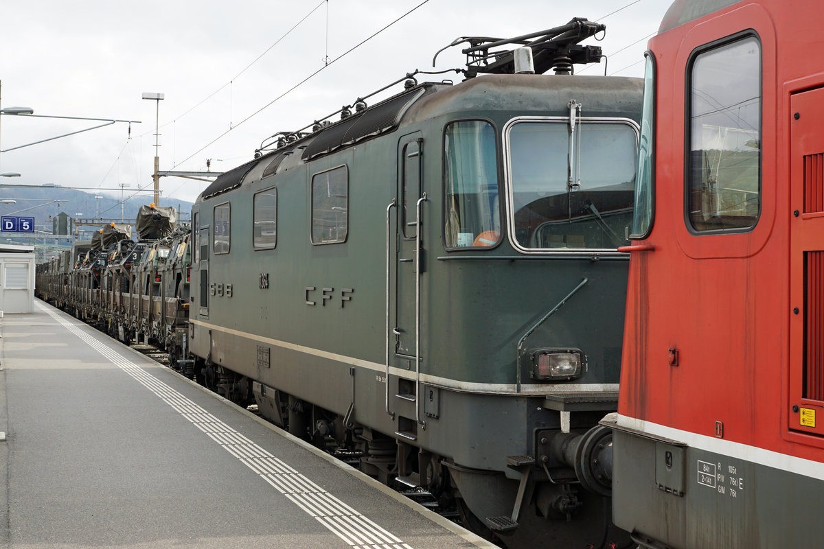 Militärtransport auf der Schiene
Am 9. Oktober 2017 stand die Doppeltraktion Re 430 364-0 und 430 363-2 im Raume Bure, Delémont, Biel für die Führung von drei Militärzügen im Einsatz. 
Militärzug in Delémont auf die Abfahrt nach Bure wartend.
Foto: Walter Ruetsch