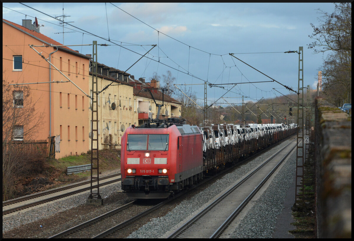 Militärtransport nach Norwegen: Die Elektrolok 185 017-1 (DB Cargo) beförderte den Zug von Augsburg in Richtung Norwegen, wie hier am Rosenmontag, 12.02.2024, in Würzburg zu sehen.