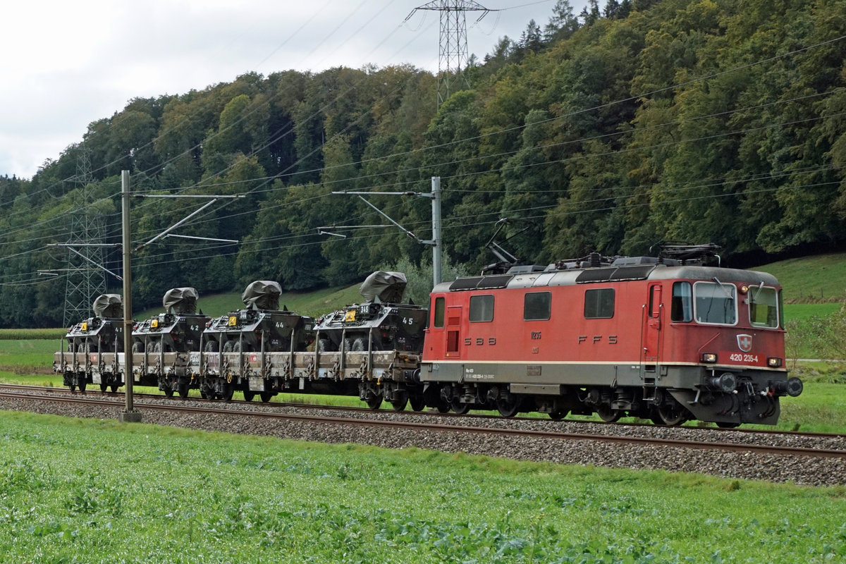 MILITÄRZÜGE DER SCHWEIZER ARMEE.
Re 420 235-4 mit vier MOWAG Pranha 6x6 bei Wynigen am 28. September 2020.
Foto: Walter Ruetsch 