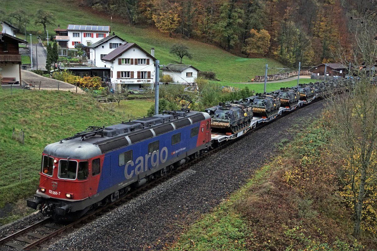 MILITÄRZÜGE DER SCHWEIZER ARMEE.
Re 620 068-7  Stein-Säckingen  mit einem Panzerzug bei Roches am 4. November 2020.
Bei den Panzerzügen handelt es sich um ein nicht alltägliches Fotomotiv. Aus diesem Grunde werden sie von mir auch beim schlechtesten Wetter fotografiert.
Foto: Walter Ruetsch