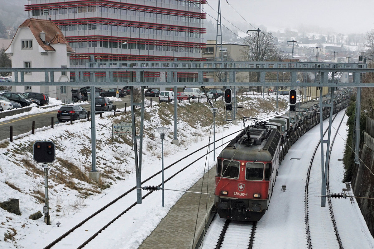 Militärzug 69333 Courtemaîche-Biel vom 6. Februar 2019.
Die Re 620 060-4  TAVANNES  wurde mit 8 Res beladen mit Puch, Duro und Anh87 bei der Durchfahrt Grenchen-Nord verewigt.
Foto: Walter Ruetsch