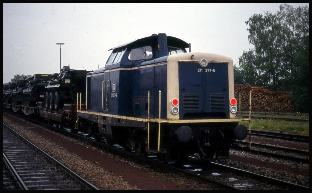 Militärzug auf der Madonnenlandbahn. Am 21.6.1993 rangierte 211277 mit einem Panzerzug um 10.10 Uhr im Bahnhof Walldürn. Die Hauptladung des Zuges bestand aus Gepard Flakpanzern der Bundeswehr.