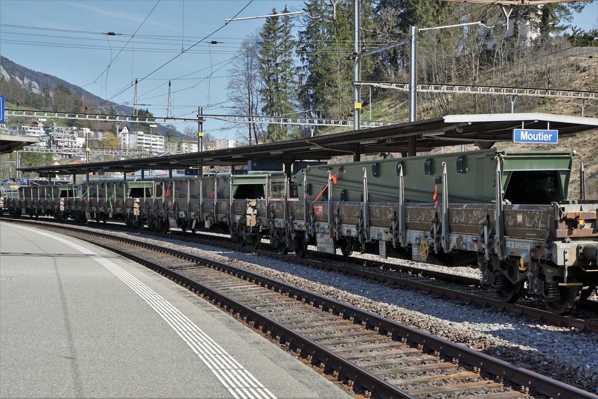 Militärzug Bure-Thun mit der Re 420 232-1 beim Zwischenhalt in Moutier am 29. März 2021.
Neben mehreren M 113 Kommandopanzern wurden auch zwei Brückenpanzer samt Brückenelemente mitgeführt.
Bei Re 420 eingestellt, da Last vom Panzerzug geführt mit der Re 420 232-1.
Foto: Walter Ruetsch