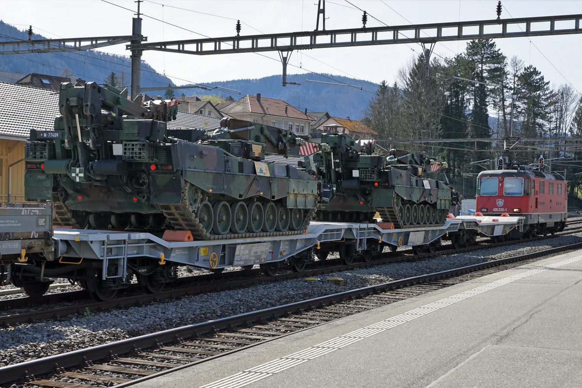 Militärzug Bure-Thun mit der Re 420 232-1 beim Zwischenhalt in Moutier am 29. März 2021.
Neben mehreren M 113 Kommandopanzern wurden auch zwei Brückenpanzer samt Brückenelemente mitgeführt.
Foto: Walter Ruetsch