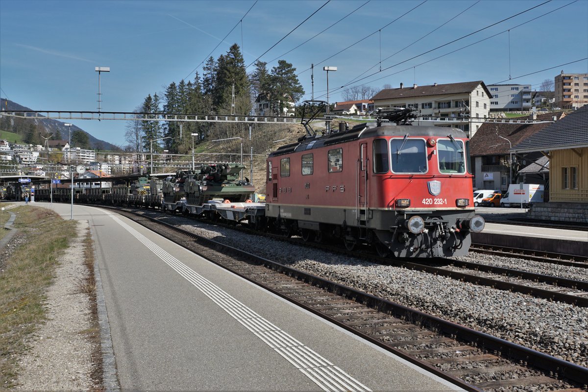 Militärzug Bure-Thun mit der Re 420 232-1 beim Zwischenhalt in Moutier am 29. März 2021.
Neben mehreren M 113 Kommandopanzern wurden auch zwei Brückenpanzer samt Brückenelemente mitgeführt.
Foto: Walter Ruetsch