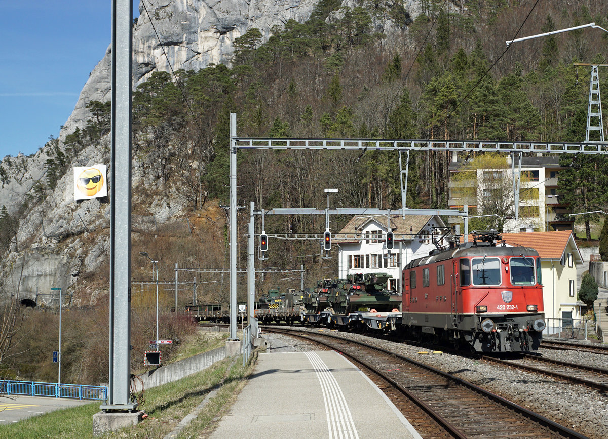 Militärzug Bure-Thun mit der Re 420 232-1 bei Moutier am 29. März 2021.
Neben mehreren M 113 Kommandopanzern wurden auch zwei Brückenpanzer samt Brückenelemente mitgeführt.
Foto: Walter Ruetsch